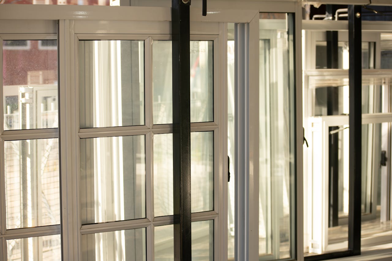 Sunlit showcase of modern window frames in Rosario, Santa Fe, Argentina.
